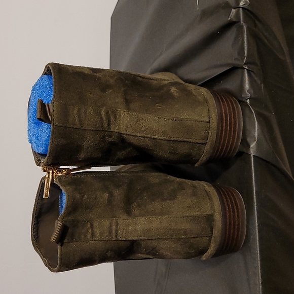 Stuart Weitzman girl olive green suede boots - Picture 5 of 5